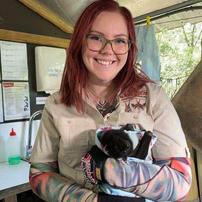 Esta é Rhi Batty, uma veterinária que ajuda filhotes de morc