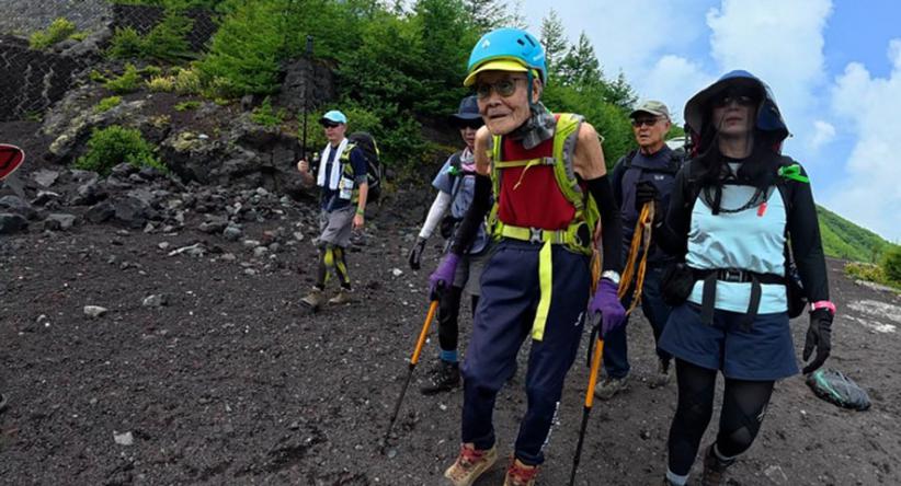 Kokichi Akuzawa, aos 102 anos, quebra recorde ao escalar o M