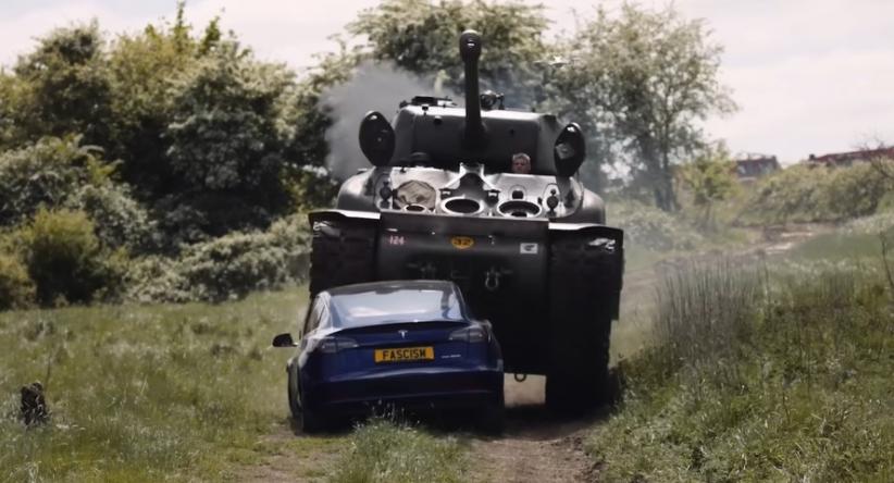 Veterano britânico destrói Tesla com tanque em protesto cont