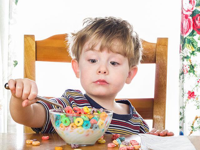 ALIMENTOS QUE NÃO DEVE DAR DE COMER ÀS CRIANÇAS
